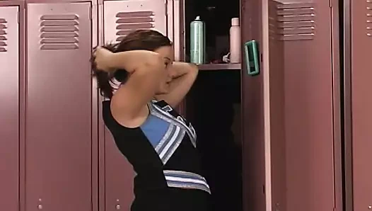 İri göğüslü genç kız antrenmandan sonra seks oyuncaklarıyla kendini tatmin ediyor