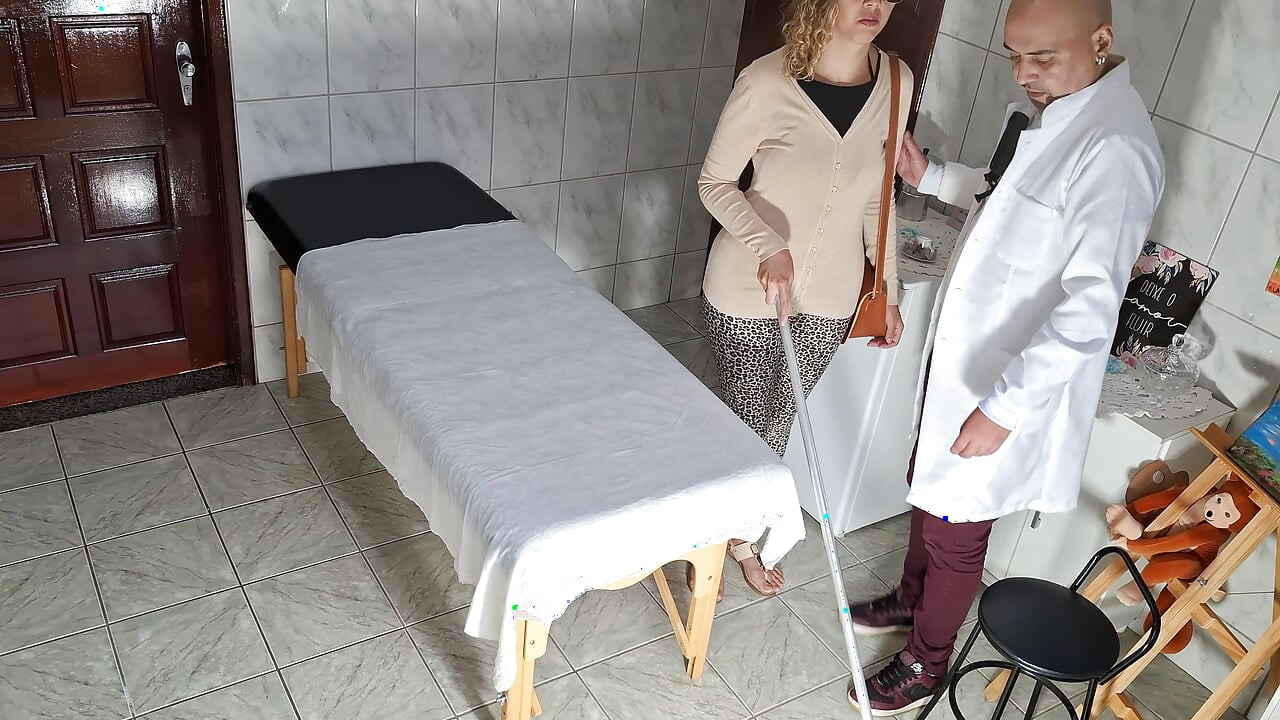Kör hasta anal muayene için doktora gidiyor.