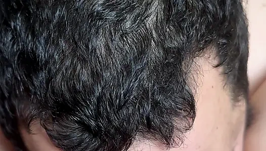 Kız arkadaşını dışarıda yalıyor