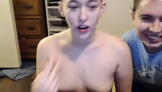 sarışın kısa saçlı kız üstsüz