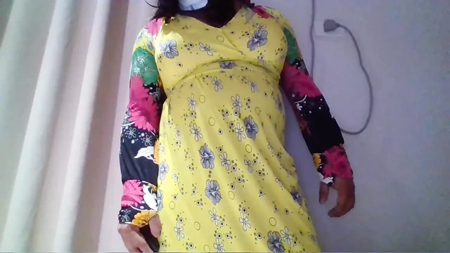 Sarı maxi elbiseli travesti
