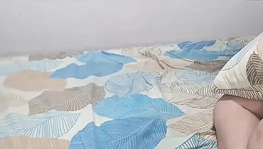 Evli ev hanımı gavatına binmeyi seviyor ve yatak odasının kapısını açmaya çalıştıklarında yarıda kesiliyor