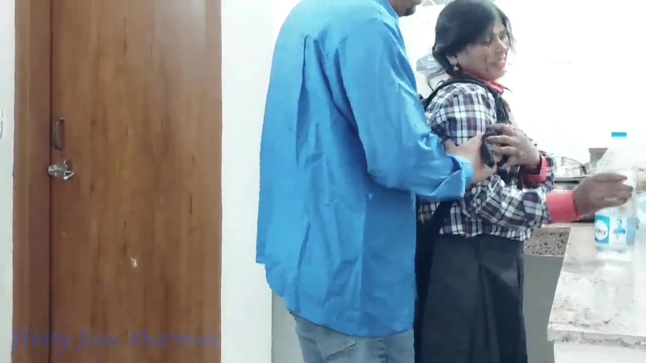 सेक्सी सौतेली बहन और कुंवारी युवा 18  लड़का रसोई में सेक्स गेम खेलते हैं जब सौतेली मम्मी रसोई में नहीं थी। पूरी फिल्म