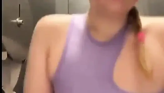 Doigtage anal étroit dans un lieu public. . Masturbe tellement chaud