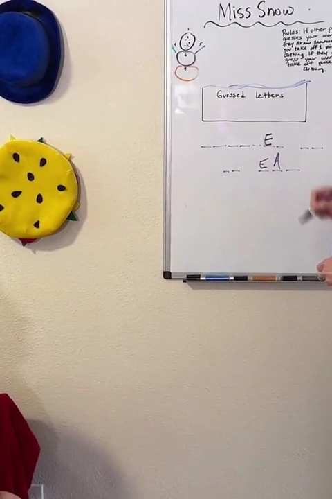 Yaramaz bir kelime tahmin striptiziyle baharatlı bir oyun gecesi