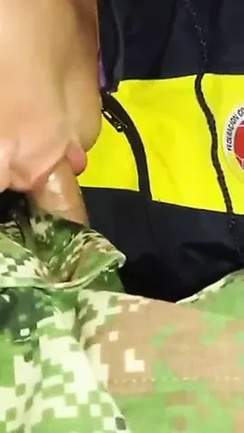 Asker bir chav bir yük besler