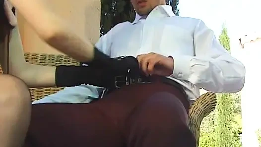 Une domina française aux pieds chevauche et suce une bite