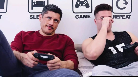 Heteroflexible - rocky vallarta komşu clark delgaty tarafından ziyaret ediliyor, sonunda anal dölleniyor