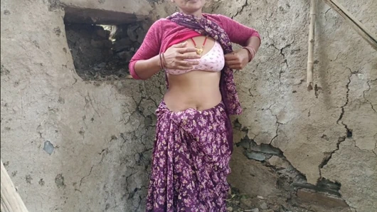 In the open field jungle outdoor, the stepbrother's wife took off her clothes and made a mood in front of her brother-in-law, fingering her pussy.