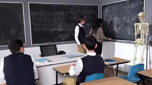 Düzgün vücutlu öğretmen Valentina Nappi sınıfta üç öğrenci tarafından sikiliyor - freeuse fantasy