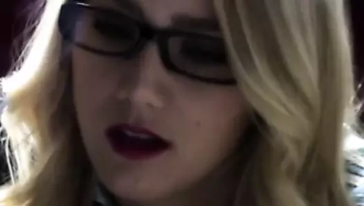 Ateşli sarışın güzel götüne şaplak atıyor 2