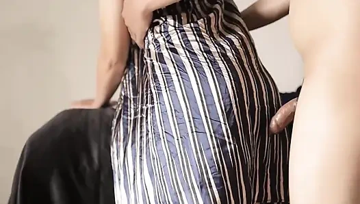 Büyük sulu götlü Hintli kız yağlanmış masaj ve saten içinde domalarak sikişiyor