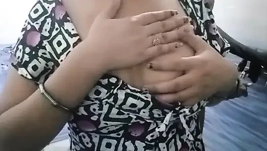 Desi girlfriend se pahali baar mulakat ki bathroom me jakar bahut choda