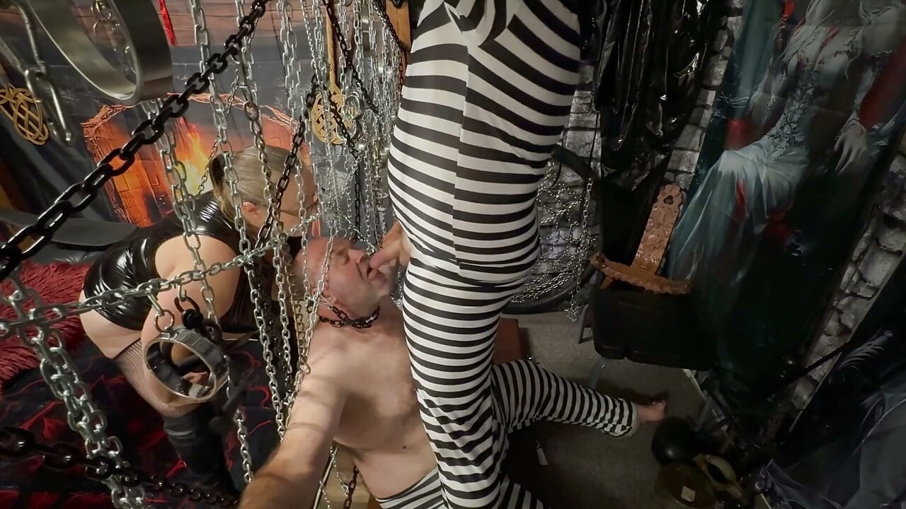Domina Satana sikli hücreye booboo sokuyor.