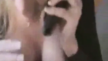 Telefonda kız arkadaşıyla konuşurken göğüslerini sikiyor