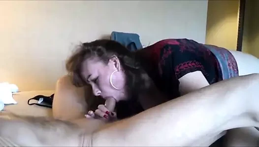 Milf emmek genç çük ve içecek boşalmak