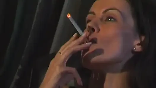 İki blinfolded hatun ellerini birbirlerinden uzak tutamıyor