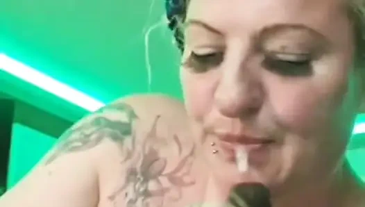 Sürtük eş değiştiren kulüpte biraz yarak emiyor