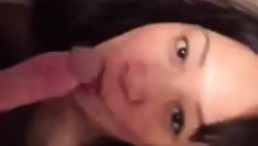 Asyalı yüzüne boşalana kadar yarak emiyor