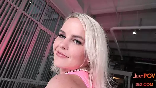 Pov bigass bosomy milf deepthroats ve kedi sürmek horoz