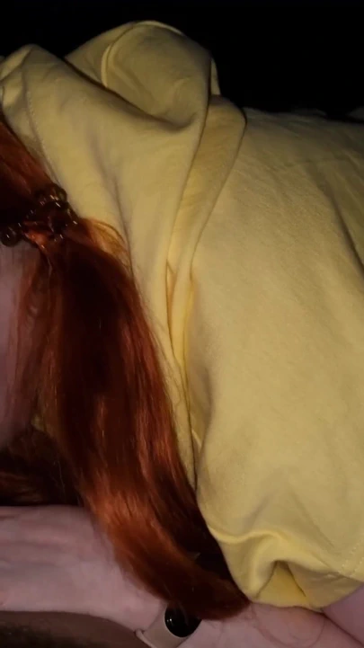 Öncü bir kampta yetişkin bir danışman öncüleri emiyor. MİLF