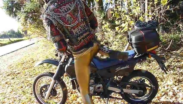 suzuki dr650 dakar üzerinde altın tozluk içinde Punkbiker