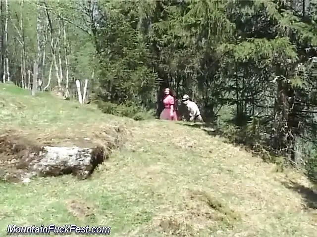 Çimlerde ateşli üçlü seks