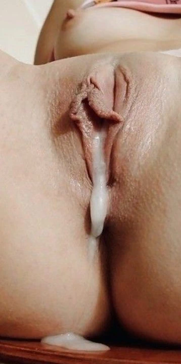 Evli kadın sevgilisini prezervatifsiz sikiyor ve sevgilisinin amını kocasının önünde dölle dolduruyor