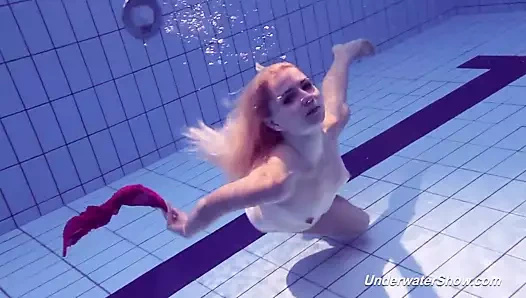 Proklova bikinisini çıkardı ve su altında yüzdü