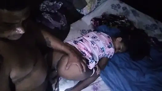 Üvey kızımı hamile bıraktım ve amını ve götünü sikmeye devam ediyorum