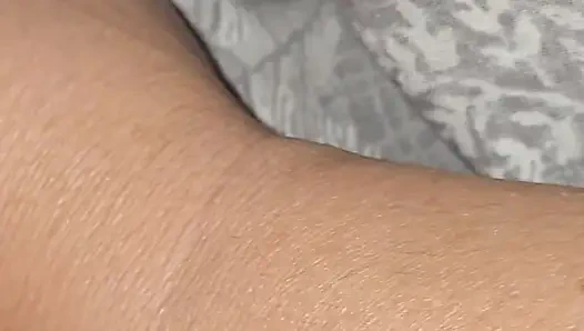 Boşanmış üvey anne grup antrenmanından sonra üvey oğluna büyük yarakla mastürbasyon yapıyor