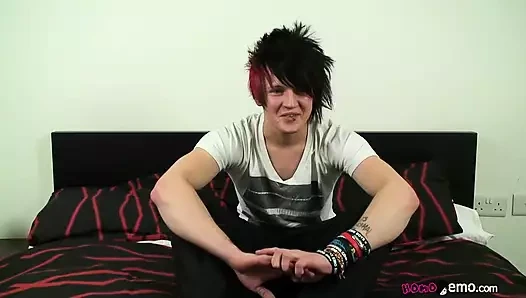 Seksi genç kız Louis Phanton tek başına hızlı ve sert seviyor