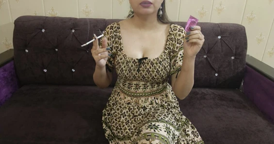 Azgın üvey kız kardeş sigara içiyor ve Hintçe bihari üvey erkek kardeş tarafından sikiliyor