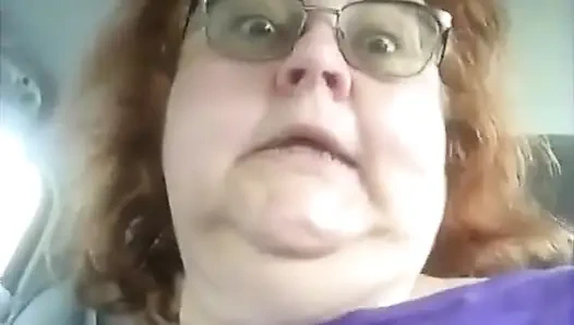 Yaramaz hemşire Vicki Vapes sonra arabasında