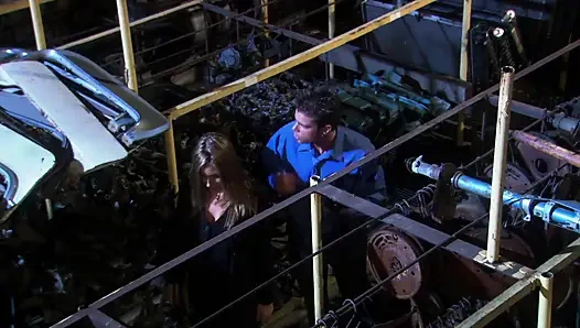 Ateşli kız tamircinin büyük yarağını emdikten sonra garajda sikiliyor