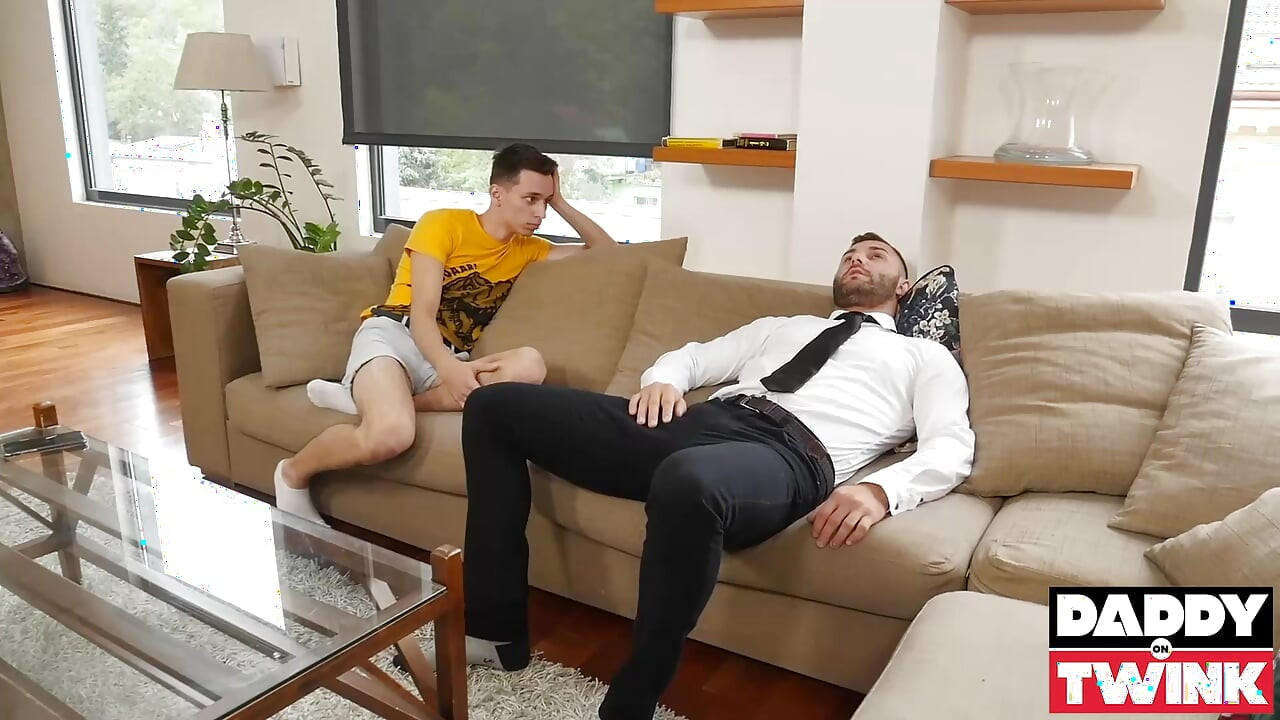 Daddyontwink kaslı david lee darin boswell'in azgın deliğini sikiyor