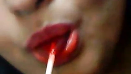 Dudaklarım lolipopları çok mutlu ediyor!