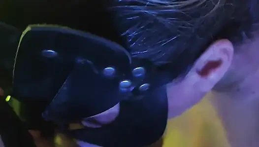 Baskın ve sapık bir elle muamele ve sakso, sahibesinin göğüslerine boşalıyor! Büyük memelere boşalma!