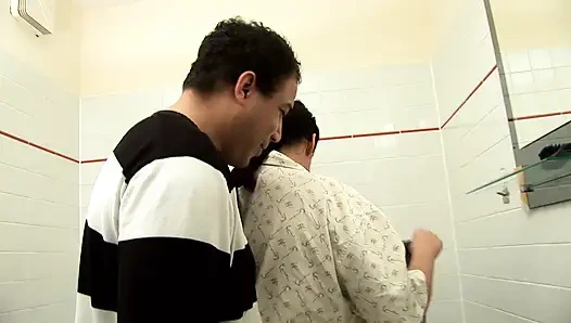 Azgın evli kadın ayakla muamele çekiyor ve banyoda sikiliyor