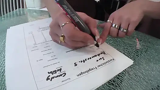 Ateşli sarışın orta yaşlı seksi kadın büyük sert bir yarak alıyor