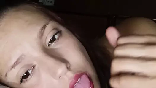 Büyük doğal memeli genç kız büyük yarağımı yiyor ve neredeyse tüm dölleri yutuyor