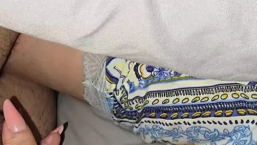 Üvey anne üvey oğluna büyük taşaklar ve büyük yarak sokmayı ve elle muamele çekmeyi seviyor