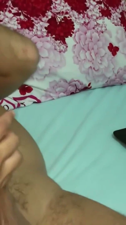 Yaramaz Üvey Kızı Porno İzlerken Yakalandı, Üvey Babasına Yardım Edip Boşalmasına Yardım Etti. Yardım Eli | Klip 1