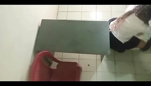 Ürpertici ve gerçek bir kız öğrenci sınıfın ortasında matematik öğretmeniyle götünü sikiyor