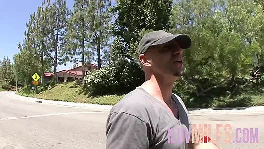 Küçük memeli esmer kadın bir adam tarafından sert sikiliyor