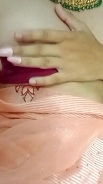 Hintli eşcinsel travesti alt Gaurisissy xxx görüntülü görüşmede büyük göğüslerini gösteriyor ve bastırıyor | Klip 1