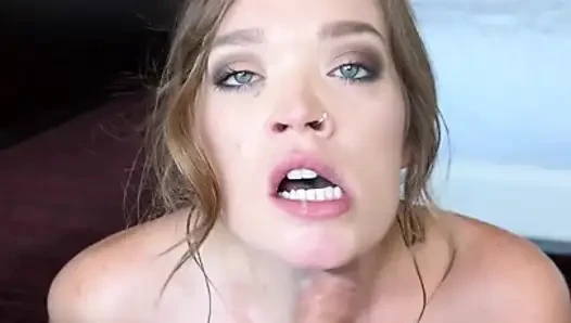 Esmer hatun Katie Kush yaramaz banyosundan zevk alıyor