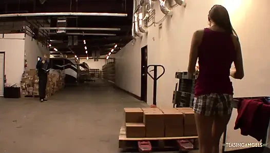 Patron yarağını seksi yeni bir çalışanla tanıştırıyor