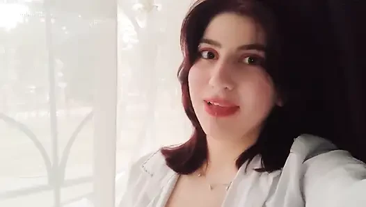 Utangaç ama çok azgın... Büyük götümü gösteriyorum ve mastürbasyon