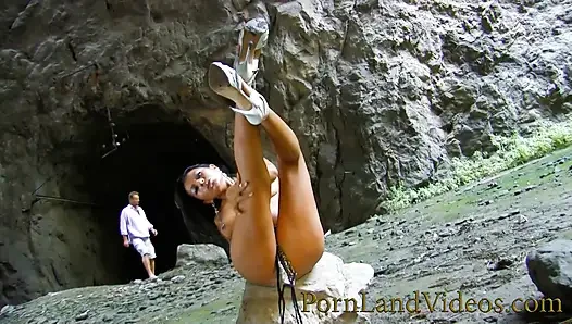 Güzel latin orta yaşlı seksi kadın büyük beyaz yarakla fışkırtarak orgazm oluyor